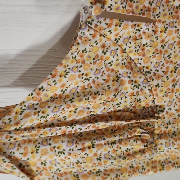 Adorable floral yellow dress with adjustable tie straps and zipper - Picture 5 of 8